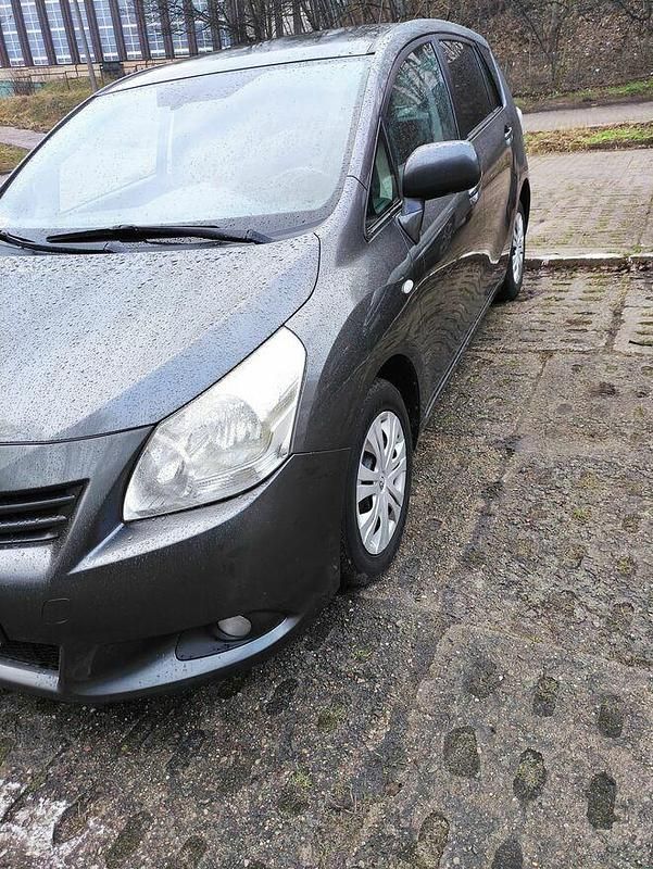 Używany Toyota Verso 126 KM (92 kW) 2009 Szary Minivan