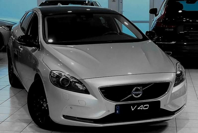 Używany Volvo V40 Ocean Race 190 KM (139 kW) 2015 Srebrny Sedan/Limuzyna