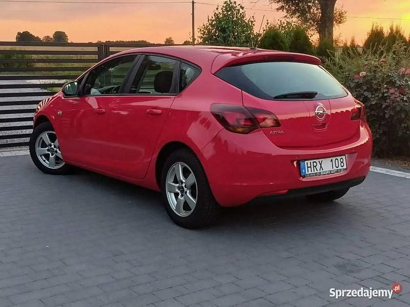 Używany Opel Astra 2010 Czerwony Sedan/Limuzyna