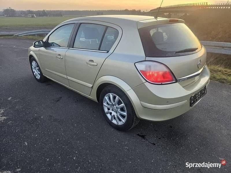 Używany Opel Astra 105 KM (77 kW) 2004 Złoty Hatchback