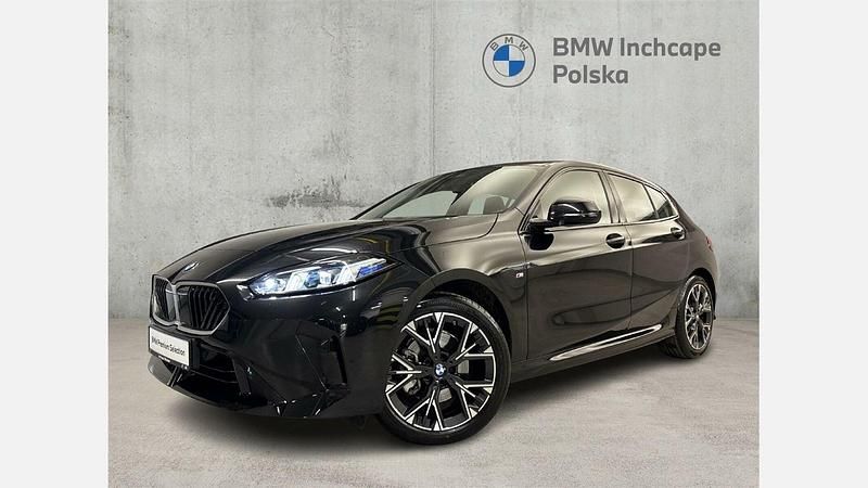 Czarny szafir metalizowany Używany 2024 BMW 118 Shadowline Hatchback | 139 900 zł (Drogi) - Obraz 1/3