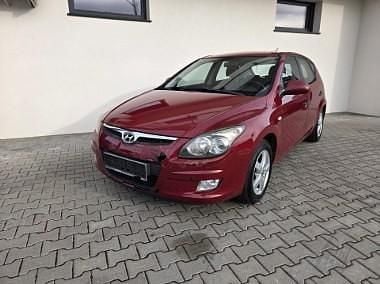 Używany Hyundai i30 90 KM (66 kW) 2009 Bordowy Sedan/Limuzyna