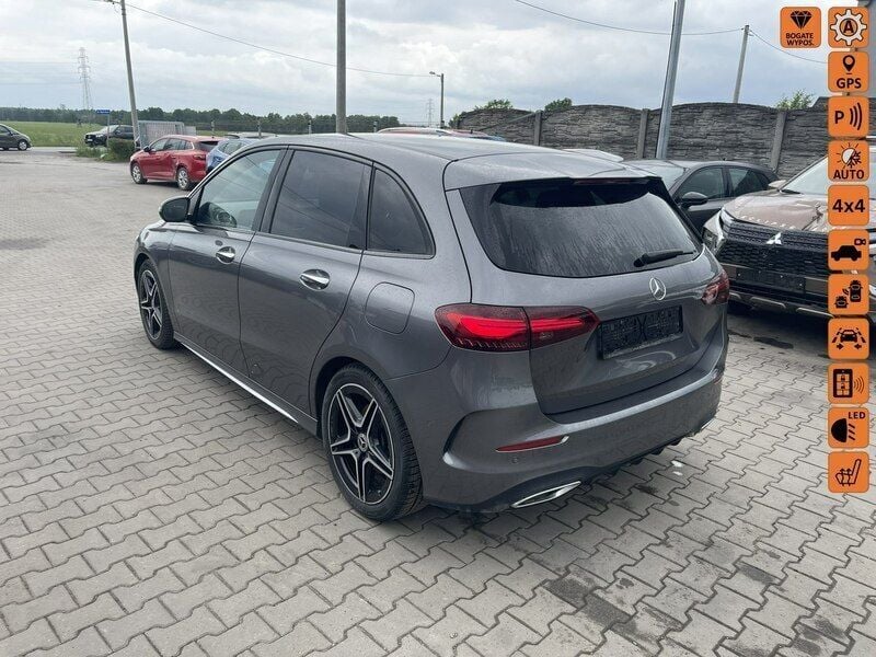 Grafitowy (metalik, perła) Używany 2023 Mercedes B220 Minivan | 76 900 zł - Obraz 1/4