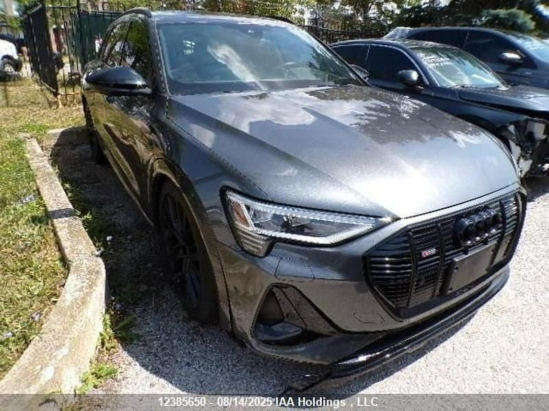 Szary Używany 2023 Audi e-tron Sport SUV | 130 000 zł - Obraz 1/4