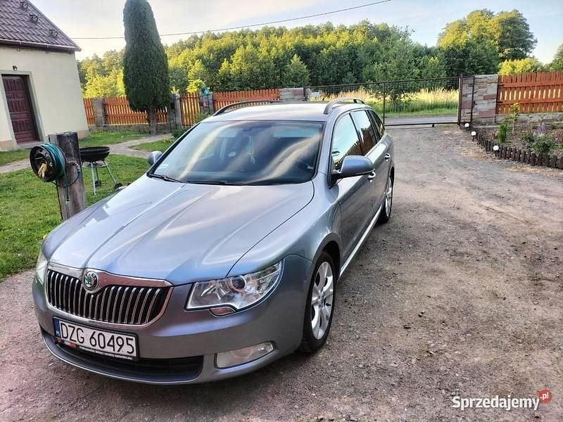Srebrny Używany 2011 Skoda Superb Kombi | 19 000 zł (Drogi) - Obraz 1/4