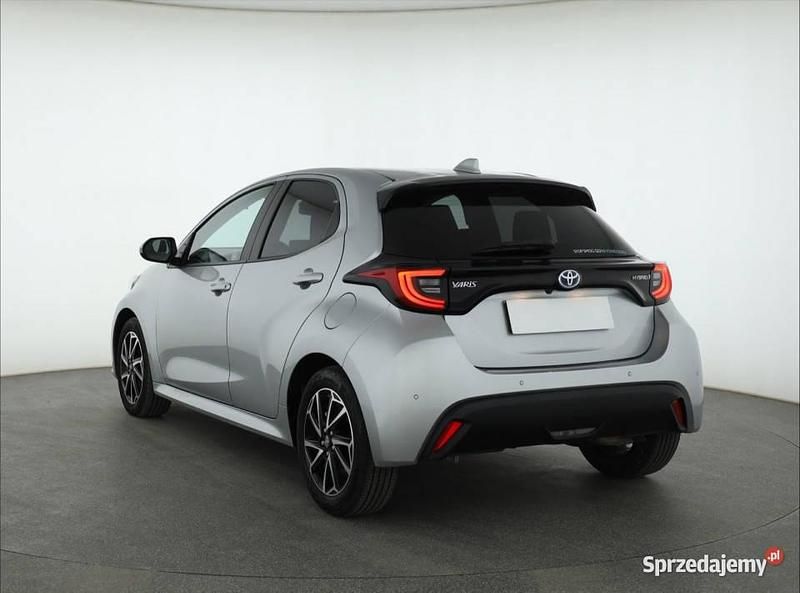 Używany Toyota Yaris Hybrid 2023 Srebrny Hatchback