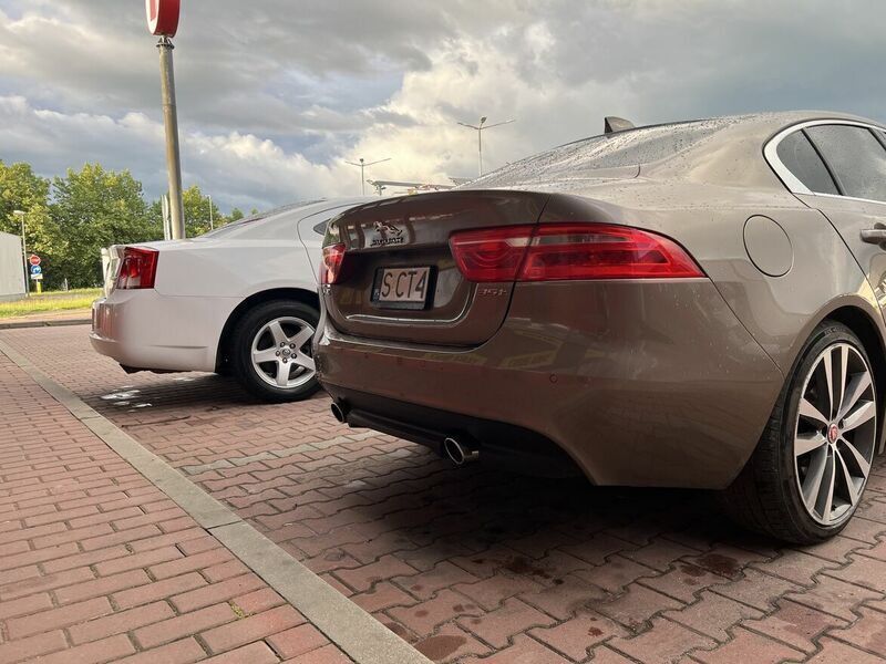 Brązowobeżowy Używany 2017 Jaguar XE Supercharged Sedan/Limuzyna | 111 900 zł - Obraz 1/4