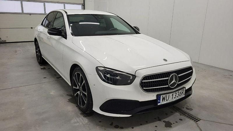 Używany Mercedes E220 195 KM (143 kW) 2020 Biały Sedan/Limuzyna