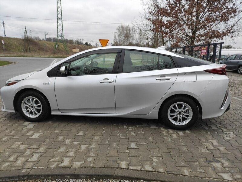 Używany Toyota Prius 122 KM (89 kW) 2021 Srebrny Hatchback