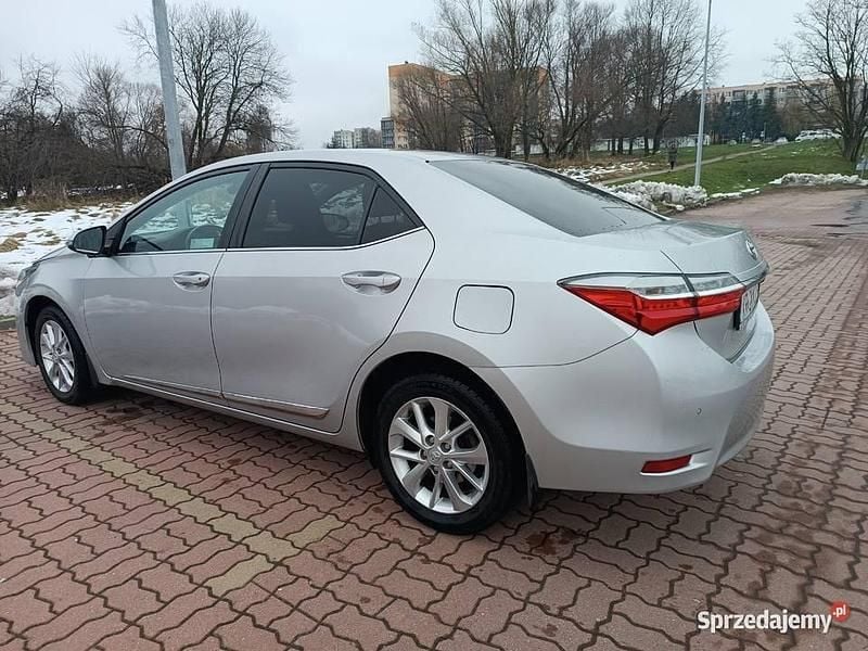 Używany Toyota Corolla 132 KM (97 kW) 2018 Srebrny Sedan/Limuzyna
