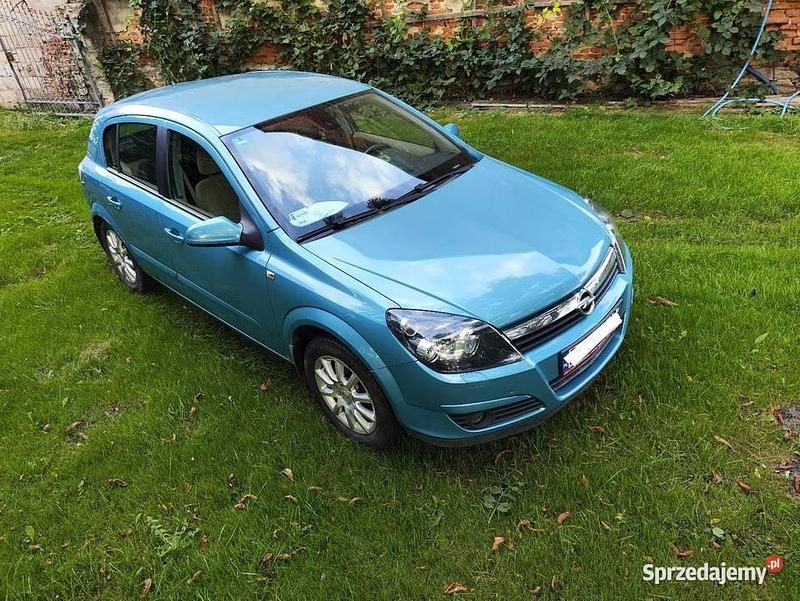 Niebieski Używany 2004 Opel Astra Hatchback | 8100 zł (Uczciwa cena) - Obraz 1/4