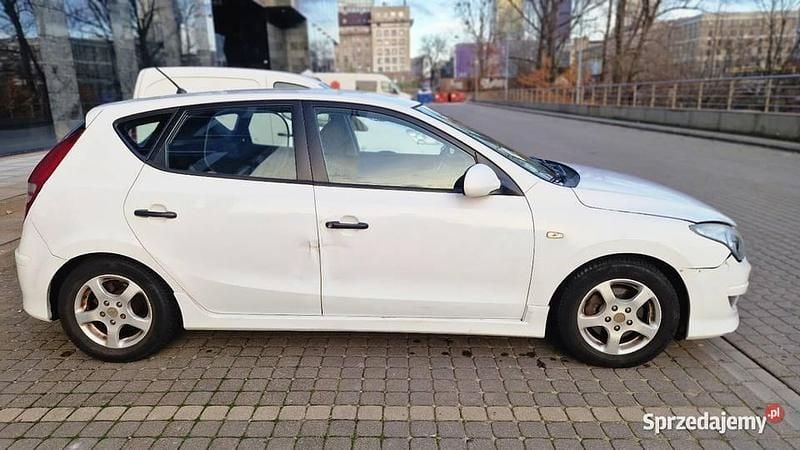 Biały Używany 2011 Hyundai i30 Hatchback | 7400 zł (Super Cena) - Obraz 1/4