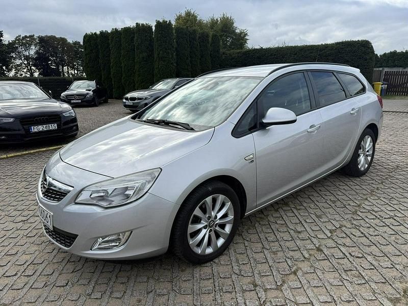 Srebrny Używany 2012 Opel Astra Kombi | 16 600 zł (Uczciwa cena) - Obraz 1/4