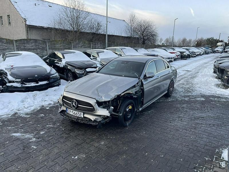 Używany Mercedes E220 AMG line 200 KM (147 kW) 2023 Złoty (metalik) Sedan/Limuzyna
