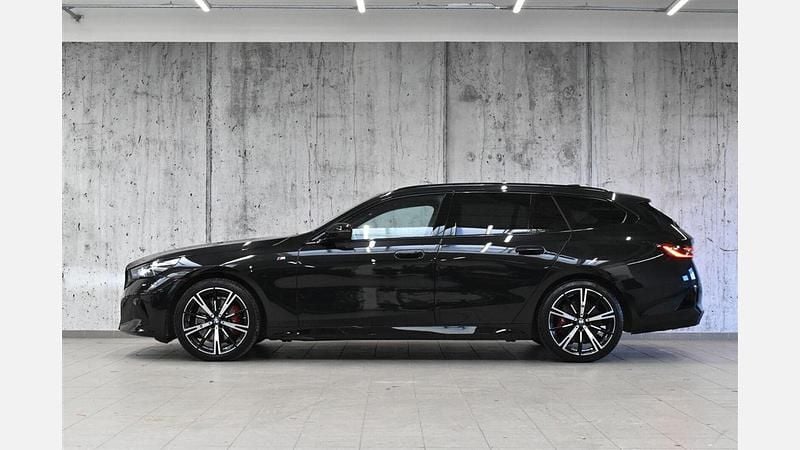Używany BMW 520 Comfort Edition 197 KM (144 kW) 2025 Czarny szafir metalizowany Kombi