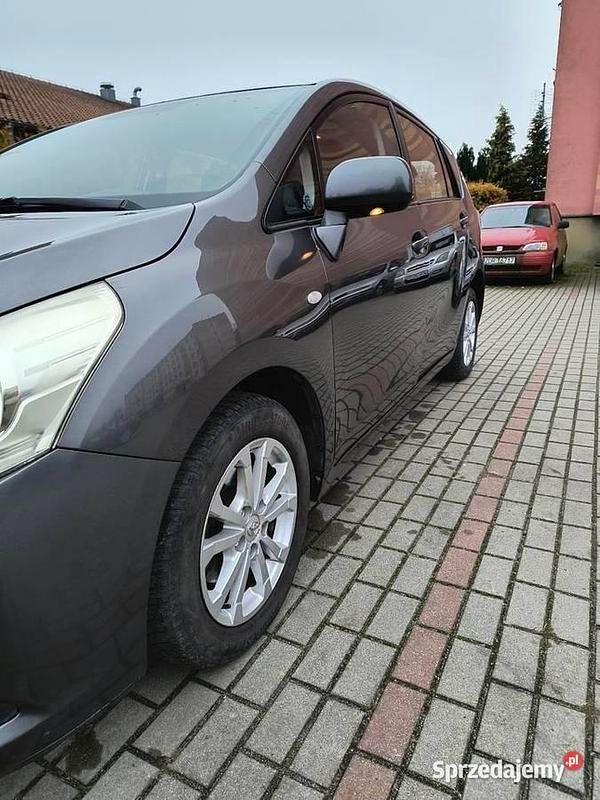 Czarny Używany 2011 Toyota Verso Minivan | 21 000 zł (Uczciwa cena) - Obraz 1/4