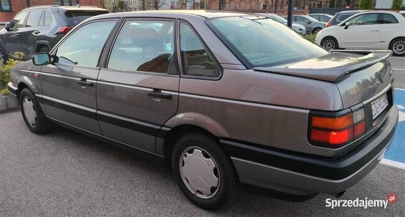 Szary Używany 1993 VW Passat R Sedan/Limuzyna | 20 500 zł - Obraz 1/4