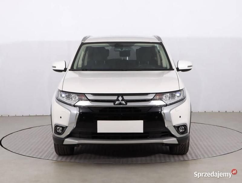Używany Mitsubishi Outlander 150 KM (110 kW) 2016 Biały SUV