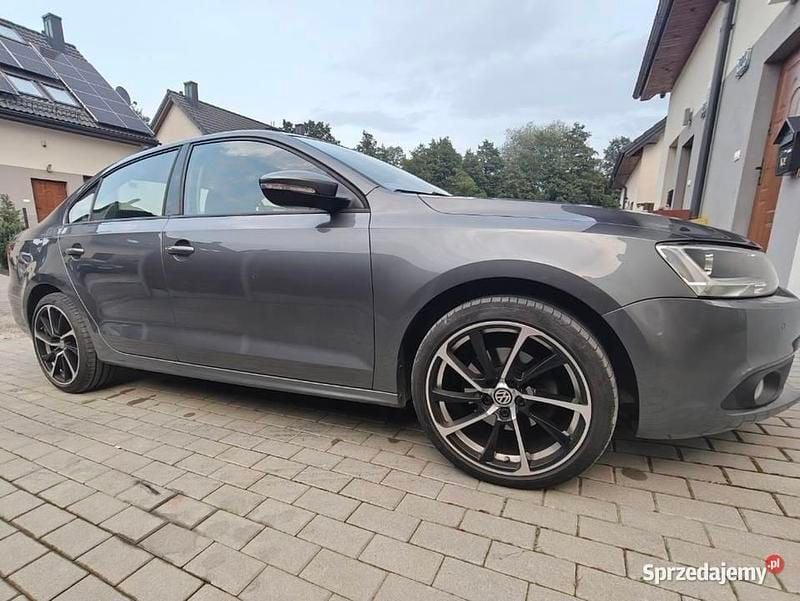 Szary Używany 2013 VW Jetta Sedan/Limuzyna | 28 900 zł (Uczciwa cena) - Obraz 1/4