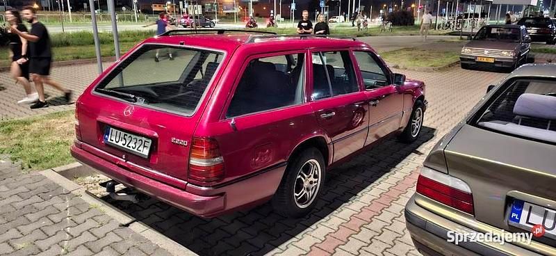 Używany Mercedes E220 1994 Czerwony Sedan/Limuzyna