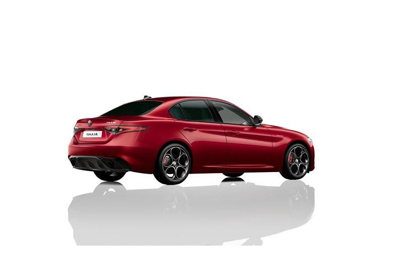 Nowe Alfa Romeo Giulia Veloce 280 KM (205 kW) 2025 Lakier pastelowy czerwony  alfa red Sedan/Limuzyna