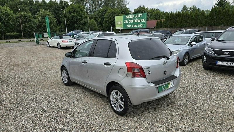 Używany Toyota Yaris 100 KM (73 kW) 2010 Srebrny Hatchback