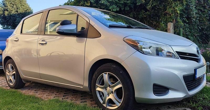 Srebrny Używany 2013 Toyota Yaris Hatchback | 22 000 zł (Uczciwa cena) - Obraz 1/4