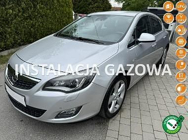 Srebrny Używany 2010 Opel Astra Cosmo Hatchback | 22 900 zł (Dość drogi) - Obraz 1/4