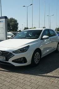 Używany Hyundai i30 120 KM (88 kW) 2022 Biały Hatchback