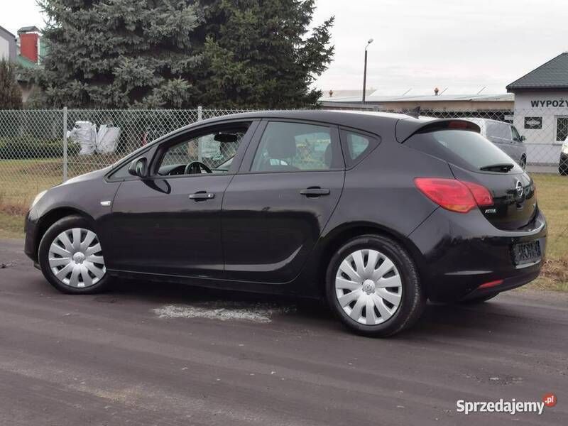 Używany Opel Astra 2010 Czarny Hatchback
