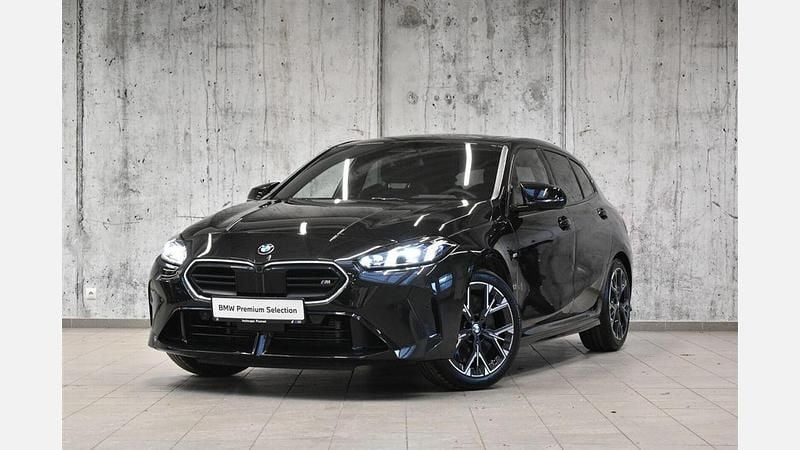 Czarny szafir metalizowany Używany 2025 BMW M135 Shadowline Hatchback | 197 700 zł - Obraz 1/3