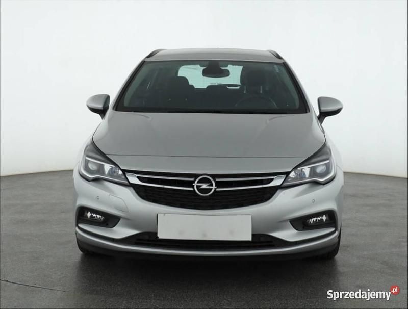 Srebrny Używany 2017 Opel Astra Kombi | 34 499 zł (Uczciwa cena) - Obraz 1/4