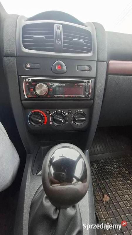 Używany Renault Clio II 2003 Czerwony Hatchback