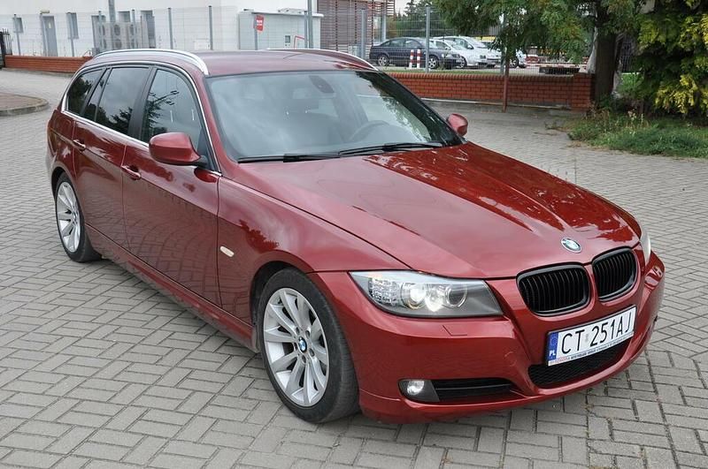 Czerwony Używany 2011 BMW 318 Sport Line Kombi | 29 900 zł - Obraz 1/4
