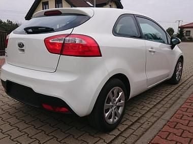 Biały Używany 2013 Kia Rio Hatchback | 19 900 zł (Super Cena) - Obraz 1/4