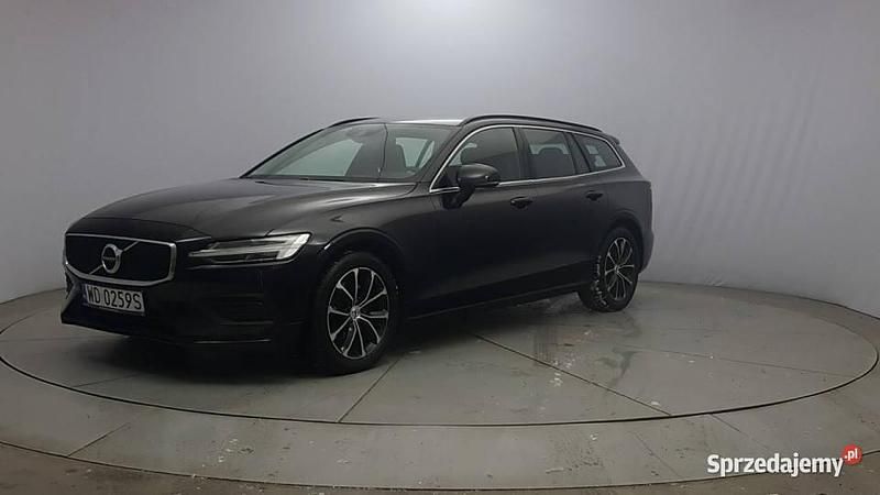 Używany Volvo V60 Momentum 197 KM (144 kW) 2021 Czarny Kombi
