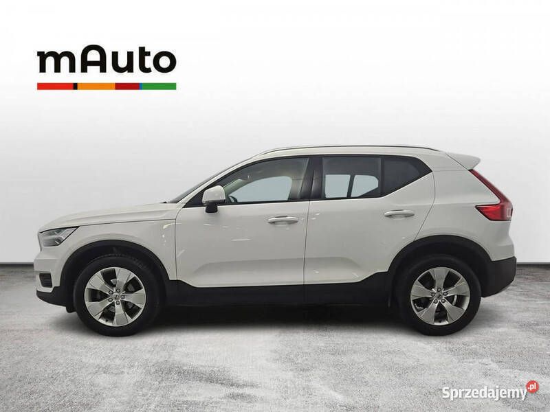 Biały Używany 2022 Volvo XC40 Momentum SUV | 122 900 zł (Uczciwa cena) - Obraz 1/4
