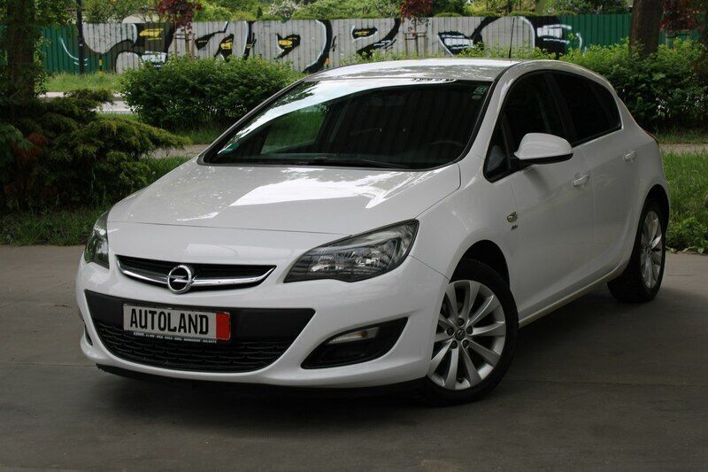 Biały Używany 2013 Opel Astra Active Hatchback | 30 333 zł - Obraz 1/4