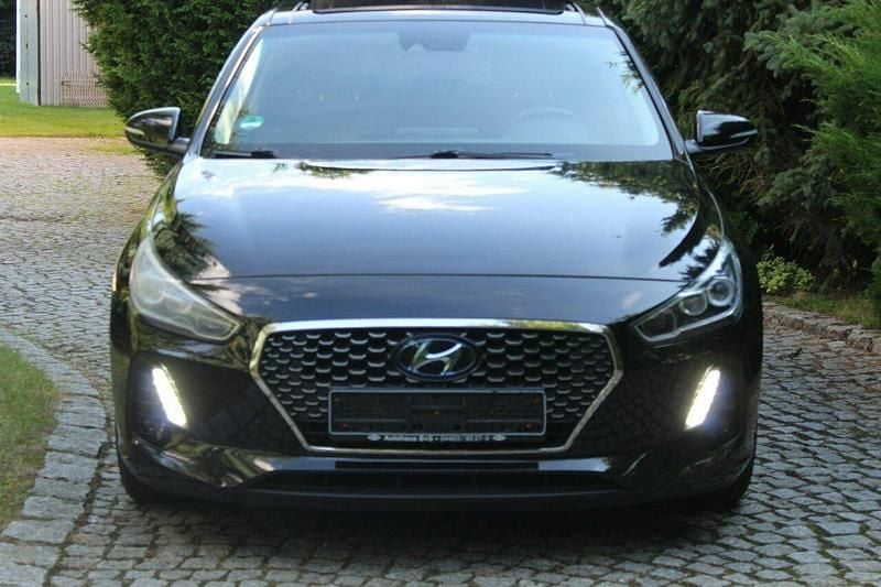 Używany Hyundai i30 Intro Edition 140 KM (102 kW) 2017 Czarny Hatchback