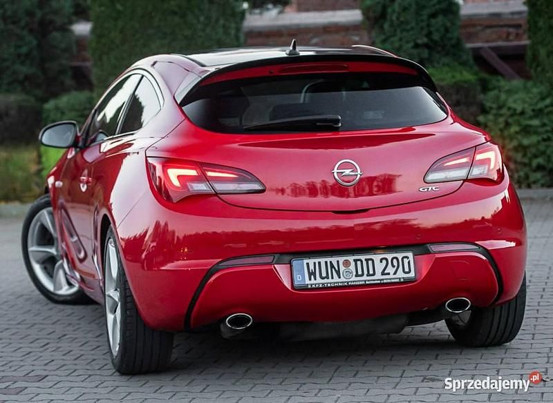 Czerwony Używany 2012 Opel Astra GTC Coupe | 35 700 zł - Obraz 1/4