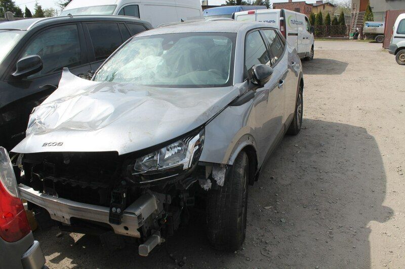 Srebrny Używany 2022 Peugeot 2008 SUV | 25 900 zł - Obraz 1/4