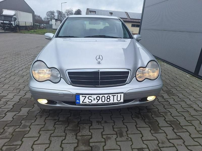 Używany Mercedes C220 143 KM (105 kW) 2003 Srebrny (metalik) Sedan/Limuzyna