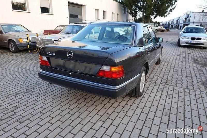 Używany Mercedes E200 1992 Czarny Sedan/Limuzyna