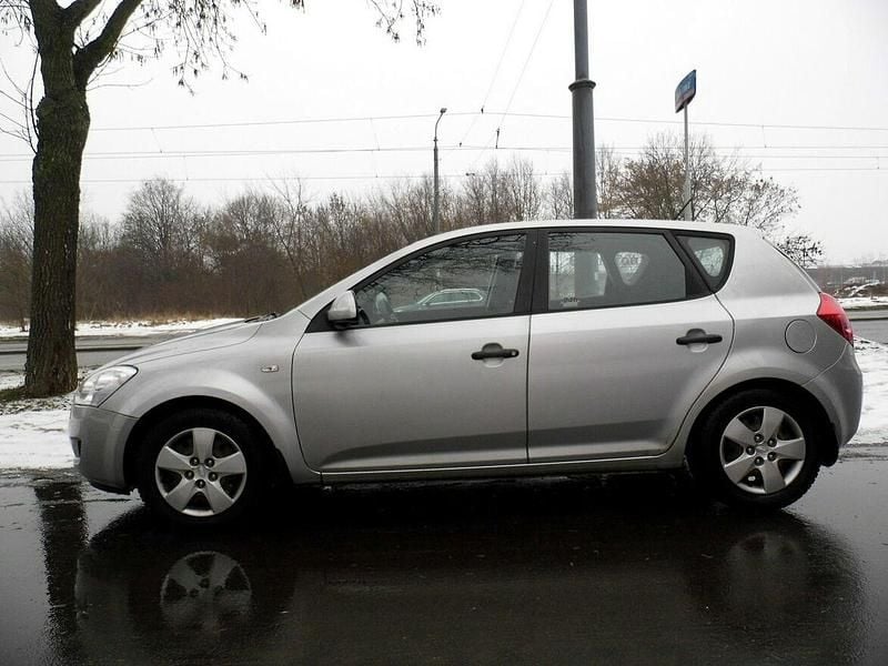 Używany Kia Ceed 109 KM (80 kW) 2009 Srebrny Hatchback