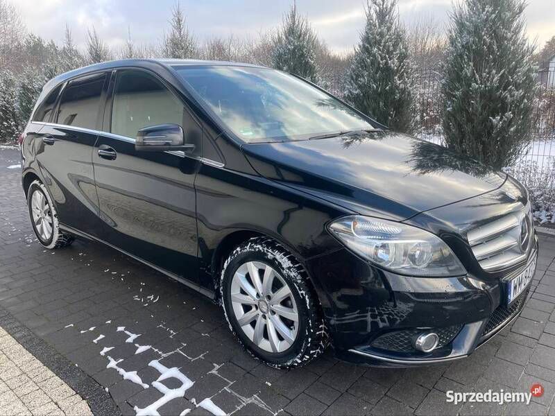 Czarny Używany 2015 Mercedes B180 Minivan | 43 600 zł (Uczciwa cena) - Obraz 1/3