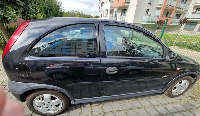 Używany Opel Corsa 75 KM (55 kW) 2003 Czarny Hatchback