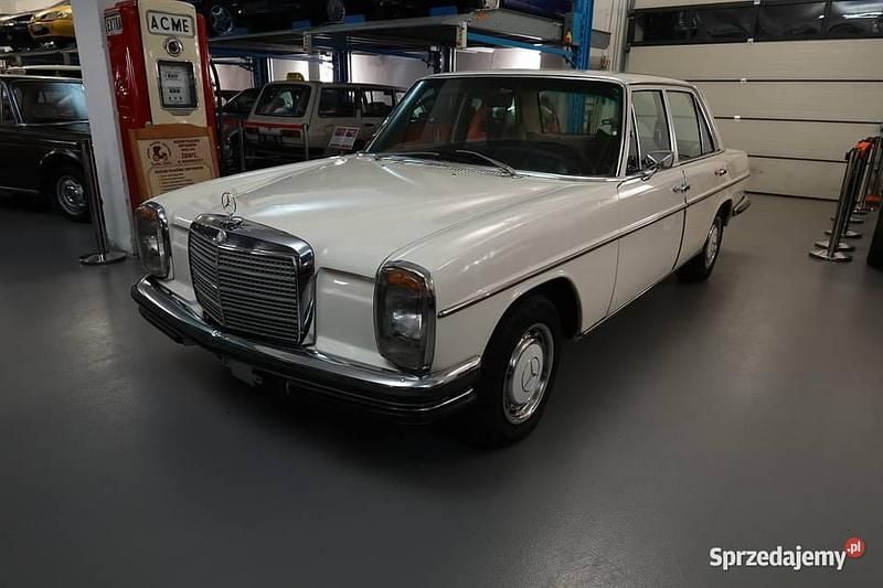 Biały Używany 1970 Mercedes W114 Sedan/Limuzyna | 25 900 zł - Obraz 1/4