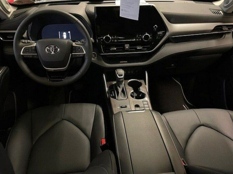 Używany Toyota Highlander Executive 248 KM (182 kW) 2023 Srebrny SUV