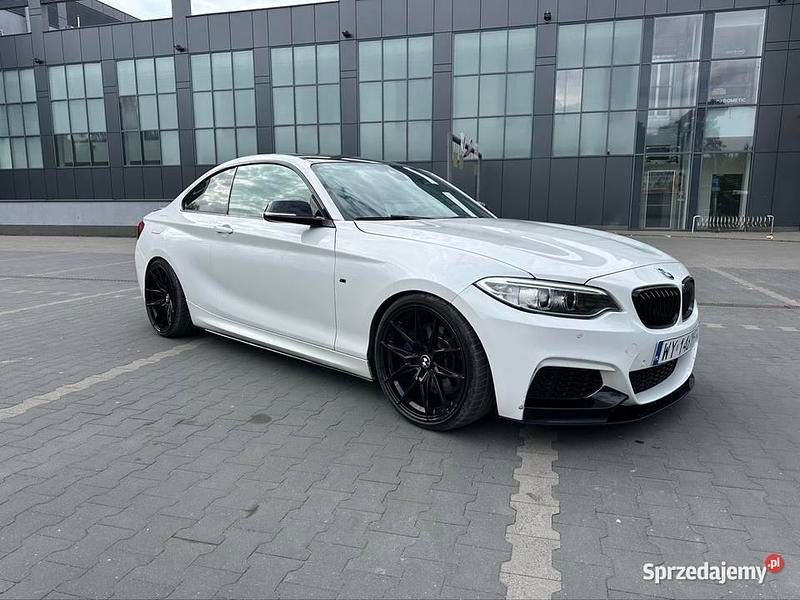 Biały Używany 2016 BMW M240 M Sport Coupe | 110 000 zł - Obraz 1/4