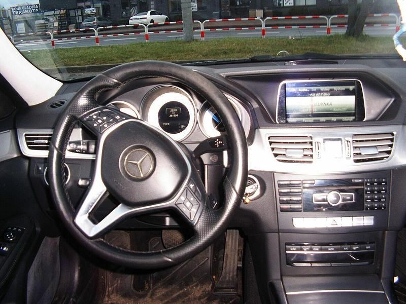 Używany Mercedes E250 2014 Czarny Sedan/Limuzyna